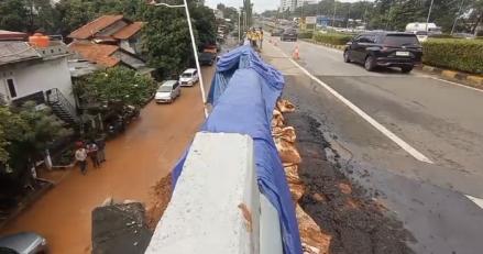 Sempat Tertutup Longsoran Dinding Tol JORR, Akses Rumah Warga Kembali Bisa Dilalui