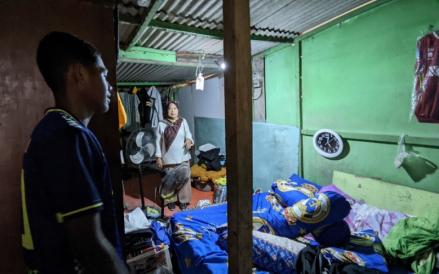 Striker Timnas Indonesia U-16, Fadly Alberto Hengga bernasib pilu karena tinggal di rumah kayu seperti bedeng. (Dedi Mahdi/MPI)
