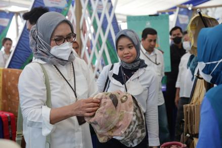 Nasabah PNM Mekaar Bawa Batik Ecoprint Jadi Primadona hingga Mancanegara