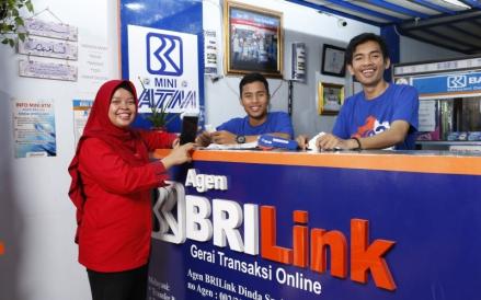 Jadi Agen BRILink, Perempuan Ini Berikan Edukasi Keuangan ke Masyarakat Sekitar 