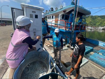 Hemat Biaya, Nelayan Tapanuli Tengah Gunakan Listrik SPLU PLN 