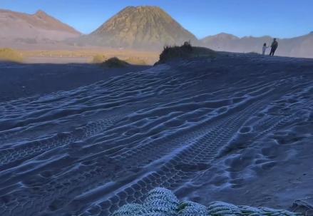 Pengunjung Membeludak Pasca Embun Upas Selimuti Bromo, Ini Imbauan untuk Wisatawan. (Foto Avirista/MPI)