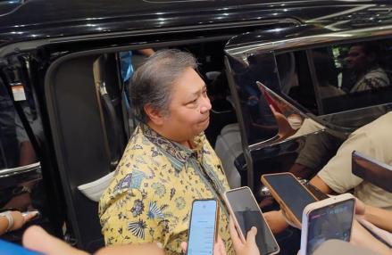 Tak Hanya Kendaraan Pribadi, Airlangga Minta Transportasi Umum Beralih ke Listrik (FOTO:MNC Media)