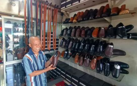 Salah satu perajin sepatu kulit di Depok, Muhammad Adha (Muhammad Refi Sandi/MPI)