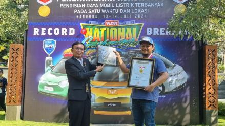 PLN-Komunitas WEVI Catatkan Rekor MURI Charging Mobil Listrik Terbanyak di Satu Lokasi