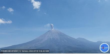 Gunung Semeru Muntahkan Abu Vulkanik Siang Ini, Status Waspada (FOTO:Dok Ist)
