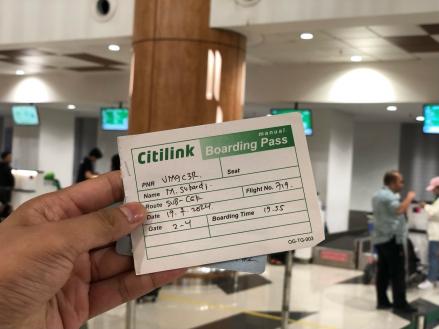 Imbas Microsoft Down, Boarding Pass di Bandara Juanda Ditulis Tangan. (Foto Sukardi/MPI)