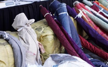 Bea Cukai Tanjung Perak, Surabaya, Jawa Timur, memusnahkan pakaian bekas atau ballpress ilegal seberat 4 ton. (Bea Cukai)