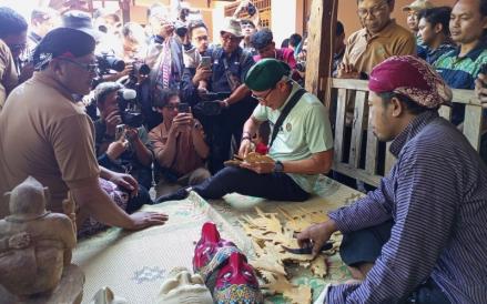 Menparekraf Sandiaga Salahuddin Uno ikut mencoba membuat ukiran kayu bersama pengrajin di Desa Wisata Krebet, Pajangan, Bantul. (Foto/Yohanes Demo)
