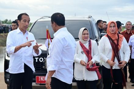Jokowi Tinjau Simulasi Drone Tabur Pupuk di Papua Selatan