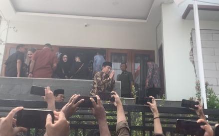 Presiden Jokowi melayat ke rumah duka Wakil Presiden ke-9, Hamzah Haz. (Jonathan Simanjuntak/MPI)