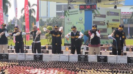 Bea Cukai Musnahkan 162 Ribu Botol Miras dan 12,6 Juta Batang Rokok Ilegal. (Foto Riana R/MPI)