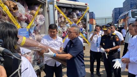 Mendag cs Sita Ribuan Barang Impor Ilegal, Baju Bekas hingga Laptop