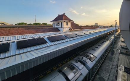 Stasiun Solo Balapan Pasang Panel Surya, KAI Hemat Biaya Listrik Rp51 Juta