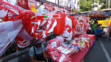 Merah Putih Perjuangan Pedagang Bendera Raih Pundi-Pundi Cuan Jelang HUT ke-79 RI. (Foto M Farhan/MPI)