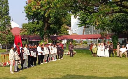 Presiden Jokowi memberikan bonus secara langsung kepada atlet yang mendapatkan medali di Olimpiade Paris 2024. (Raka Dwi Novianto/MPI)