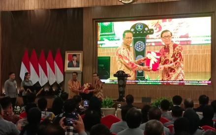 Menkumham periode 2014-2024, Yasonna H. Laoly resmi menyerahkan tongkat estafet kepemimpinan suksesornya Supratman Andi Agtas.  (Muhammad Refi Sandi/MPI)