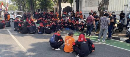 Demo di Kantor KPU, Ratusan Buruh Desak PKPU Pilkada 2024 Rujukan MK Diterbitkan (FOTO:MNC Media)