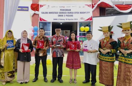 Gaet Investor Muda, MNC Sekuritas Resmikan Galeri Investasi Edukasi di SMKN 3 Padang. (Foto: MNC Media)