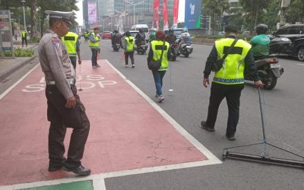 Polisi melakukan penyisiran ranjau paku untuk mengamankan perjalanan pada rute yang akan dilewati Paus Fransiskus.