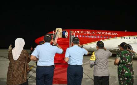 Presiden Jokowi terbang ke Provinsi Jawa Timur usai menyambut Paus Fransiskus di acara Misa Akbar GBK. (Setkab)