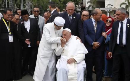 Paus Fransiskus memegang erat dan mencium tangan Imam Besar Masjid Istiqlal, Nasaruddin Umar. (Arif Julianto/MPI)