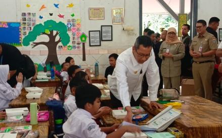Pj Gubernur Jakarta Heru Budi, meninjau uji coba program makan bergizi gratis di SDN 01 Manggarai, Jakarta Selatan. (Nur Khabibi/MPI)