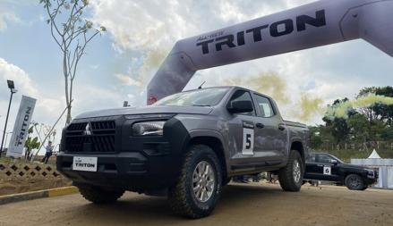 Laku 1.000 Unit, Mitsubishi All New Triton Mulai Dikirim ke Konsumen (foto fadli)
