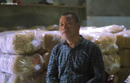 Cerita Sukses Mantan Pengamen yang Dirikan Pabrik Mie Singkong. (Foto: YouTube/Cap Capung)