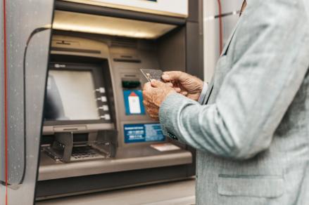 4 Biaya Admin Tarik Tunai di Luar Negeri: Bank Mandiri, BCA, Maybank, dan UOB