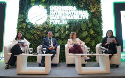 (Kiri ke Kan) Direktur AQLI Tanushree Ganguly, Scientist QEERY Rami Alfarra, US Embassy Fellow Ellen Schmit dan Direktur Systemiq Batari Saraswati. (Foto: Ist)