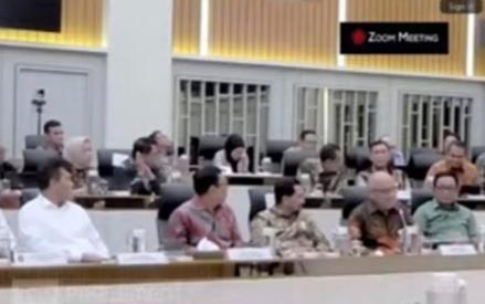 Rapat Perdana di DPR, Dirut dan Wadirut Bulog Perkenalkan Diri (foto mnc media)