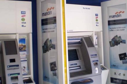 5 Cara Mengambil Uang di ATM Menggunakan Kartu dan Aplikasi Dompet Elektronik. (FOTO: MNC MEDIA)