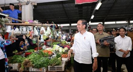 Berkunjung ke Pasar Sanggam Adji Kaltim, Jokowi: Semua Harga Stabil (FOTO:Dok Ist)