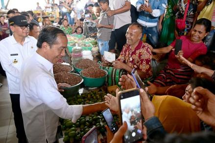 Jokowi Cek Harga Pangan dan Sampaikan Maaf saat Kunjungi Pasar Rakyat Kefamenanu