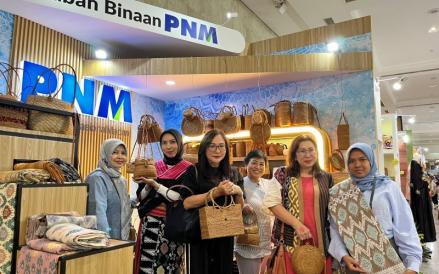 Kain Tenun dan Anyaman Karya Nasabah PNM Jadi Incaran Pelanggan Inacraft 2024