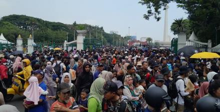 Antusias Warga Hadiri Acara HUT TNI, Silang Monas Jadi Lautan Manusia (foto andri bagus)