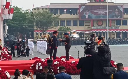 Kapolri Jenderal Listyo Sigit Prabowo menyerahkan Medali Loka Praja Samrakshana ke Presiden Jokowi (Muhammad Refi Sandi/MPI)
