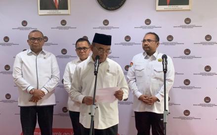 Menko PMK), Muhadjir Effendy saat konferensi pers usai Penandatanganan SKB Hari Libur Nasional dan Cuti Bersama Tahun 2025 di Kantor Kemenko PMK, Jakarta, Senin
