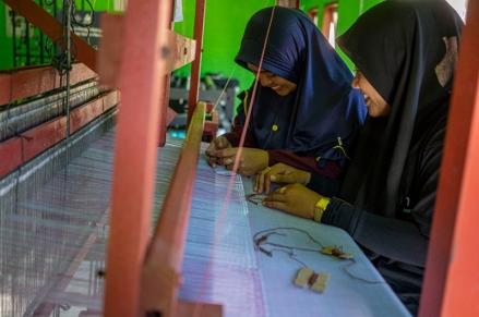 Lestarikan Budaya Tenun di Desa Mantar, AMMAN Diganjar Penghargaan Subroto 2024