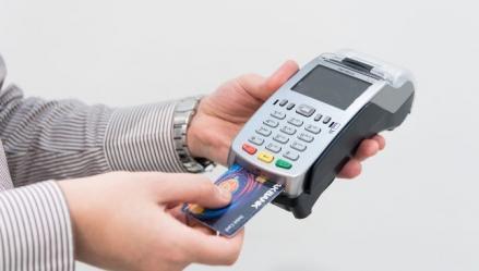 Apakah Mesin EDC Bisa untuk Semua Bank? Pahami Cara Kerjanya