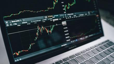 Ditinggal Enam Petinggi Sekaligus, Saham MBSS Melesat hingga ARA (Foto: dok Freepik)