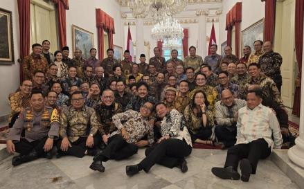 Jelang Purna Tugas, Gulai Kambing dan Rujak Jadi Menu Makan Siang Jokowi dan Menterinya