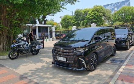 Mobil Toyota Alphard bernomor polisi AD 1 JKW berwarna hitam untuk Presiden Joko Widodo