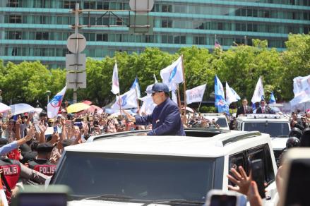Momen Prabowo Sapa Warga yang Antusias di Sepanjang Jalan Menuju Istana. (Foto: Aldhi Chandra/MNC Media)