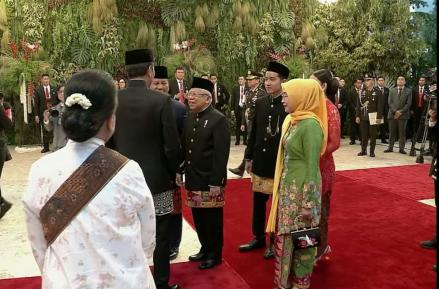 Momen Jokowi-Maruf Berbincang Akrab dengan Prabowo jelang Pelantikan. (Foto: Felldy/MNC Media)