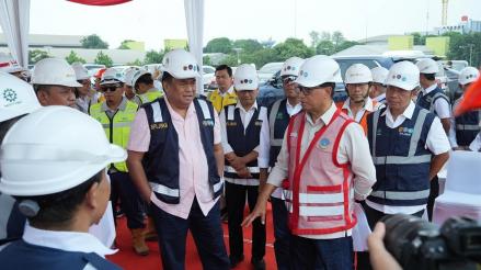 Anggota DPR sekaligus Chairman dan Shareholder Gobel Group, Rachmat Gobel (kiri), bersama Menhub Budi Karya Sumadi (kanan). (Foto: Istimewa)