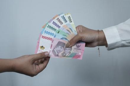 Kondisi efisiensi anggaran ini juga berdampak pada pembayaran gaji para pegawai Komisi Yudisial (KY).