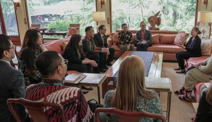 Duta Besar AS, Kamala Shirin Lakhdh (kanan), bertemu perwakilan perusahaan farmasi AS dan Indonesia. (Foto: Dok. Kedubes AS)