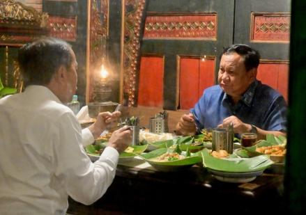 Presiden ketujuh Jokowi menyebut dukungan rakyat Indonesia terhadap kepemimpinan Presiden Prabowo Subianto sangat kuat.
